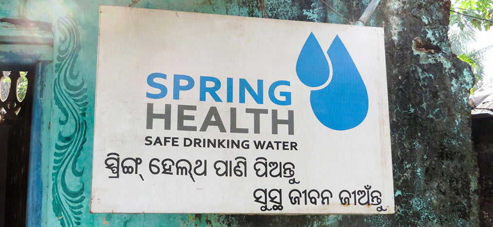 Ein Schild mit der Aufschrift „SPRING HEALTH SAFE DRINKING WATER“.